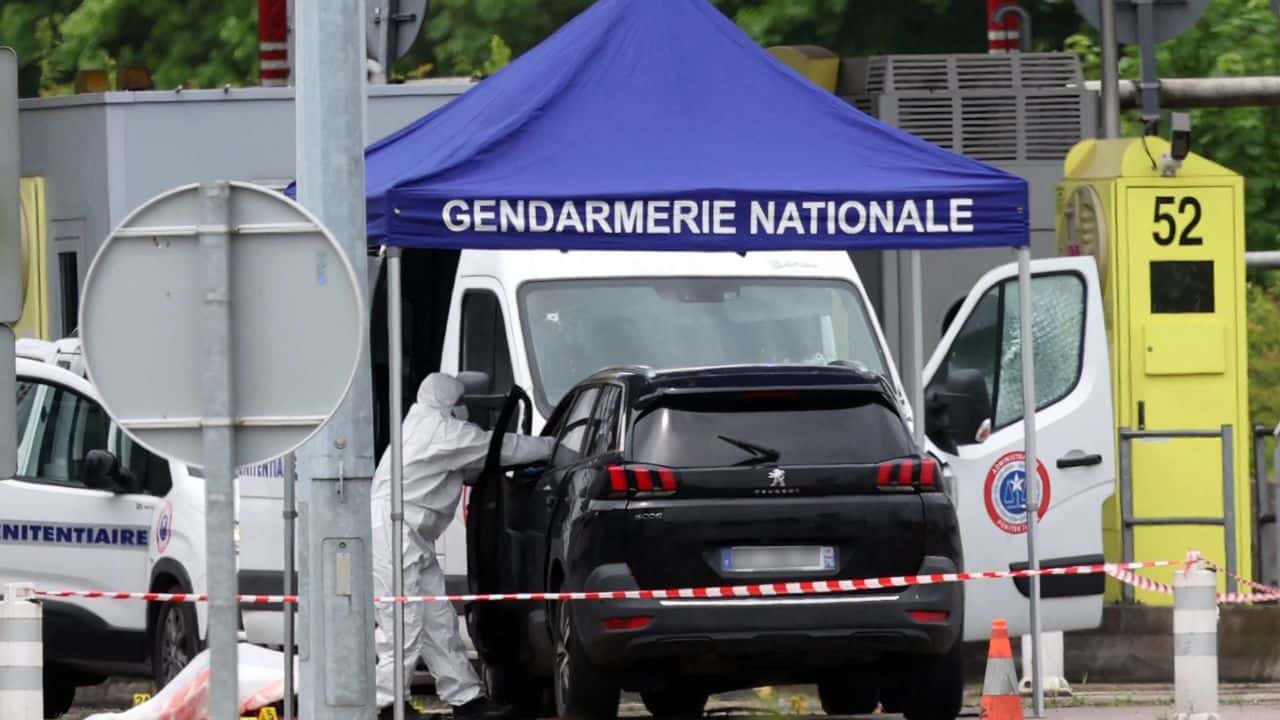 imagen Gunmen ambush French prison van to free drug dealer, killing two guards