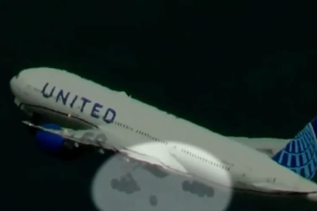 United Airlines Plane at the moment of Tire Loss